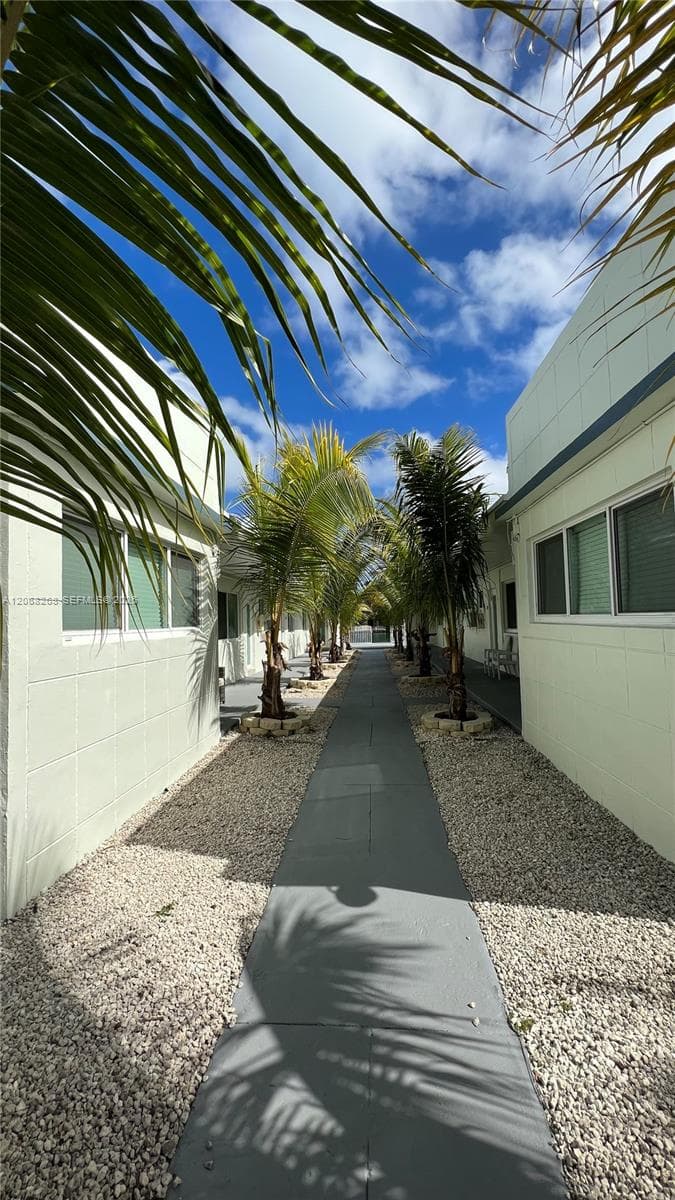 8227 Crespi Blvd 4 photo 25