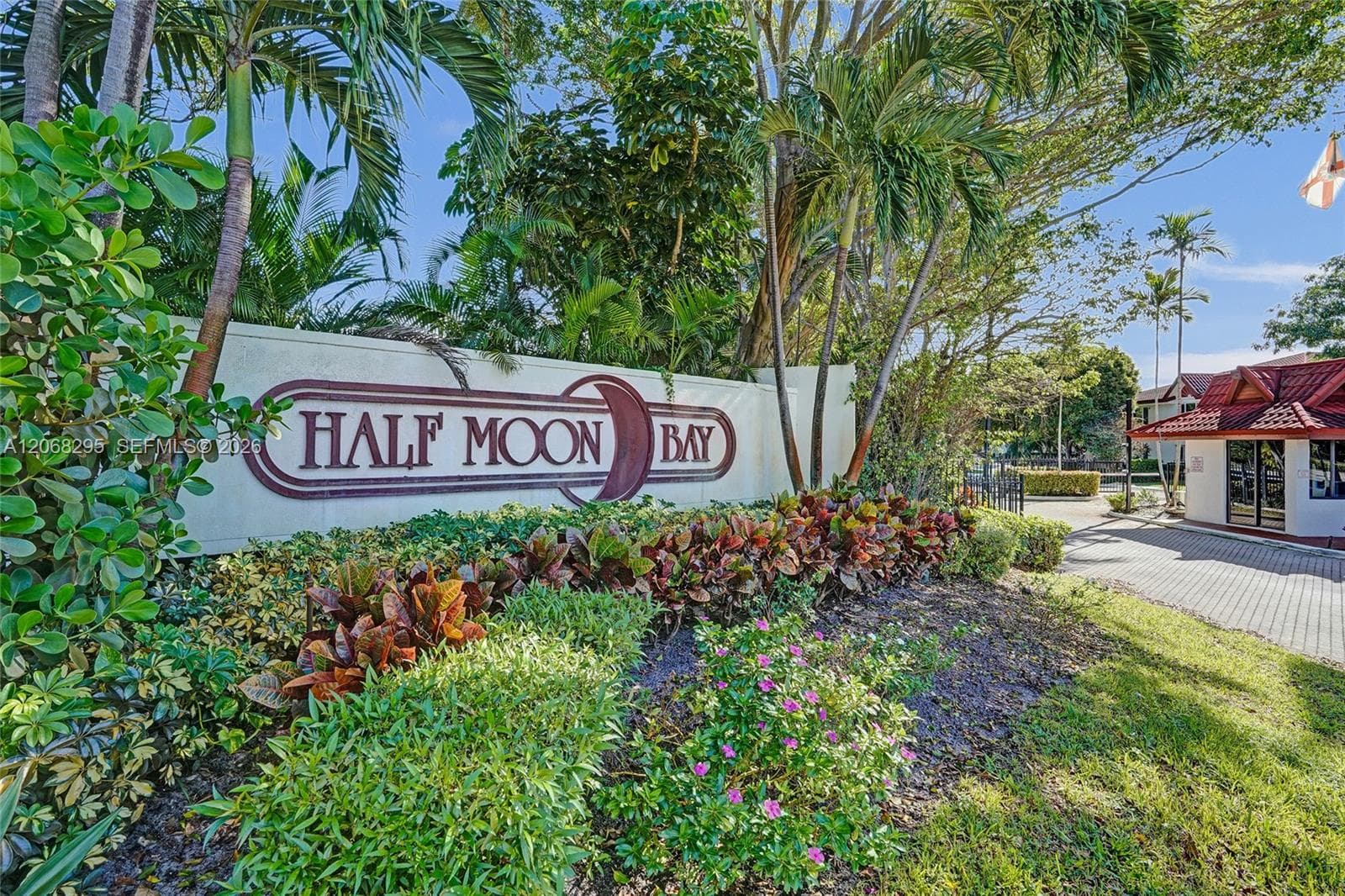 102 Half Moon Cir C3 photo 1