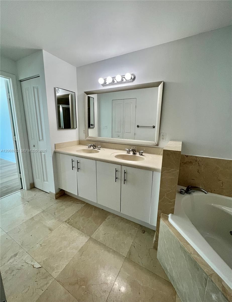 7900 Harbor Island Dr 608 photo 4
