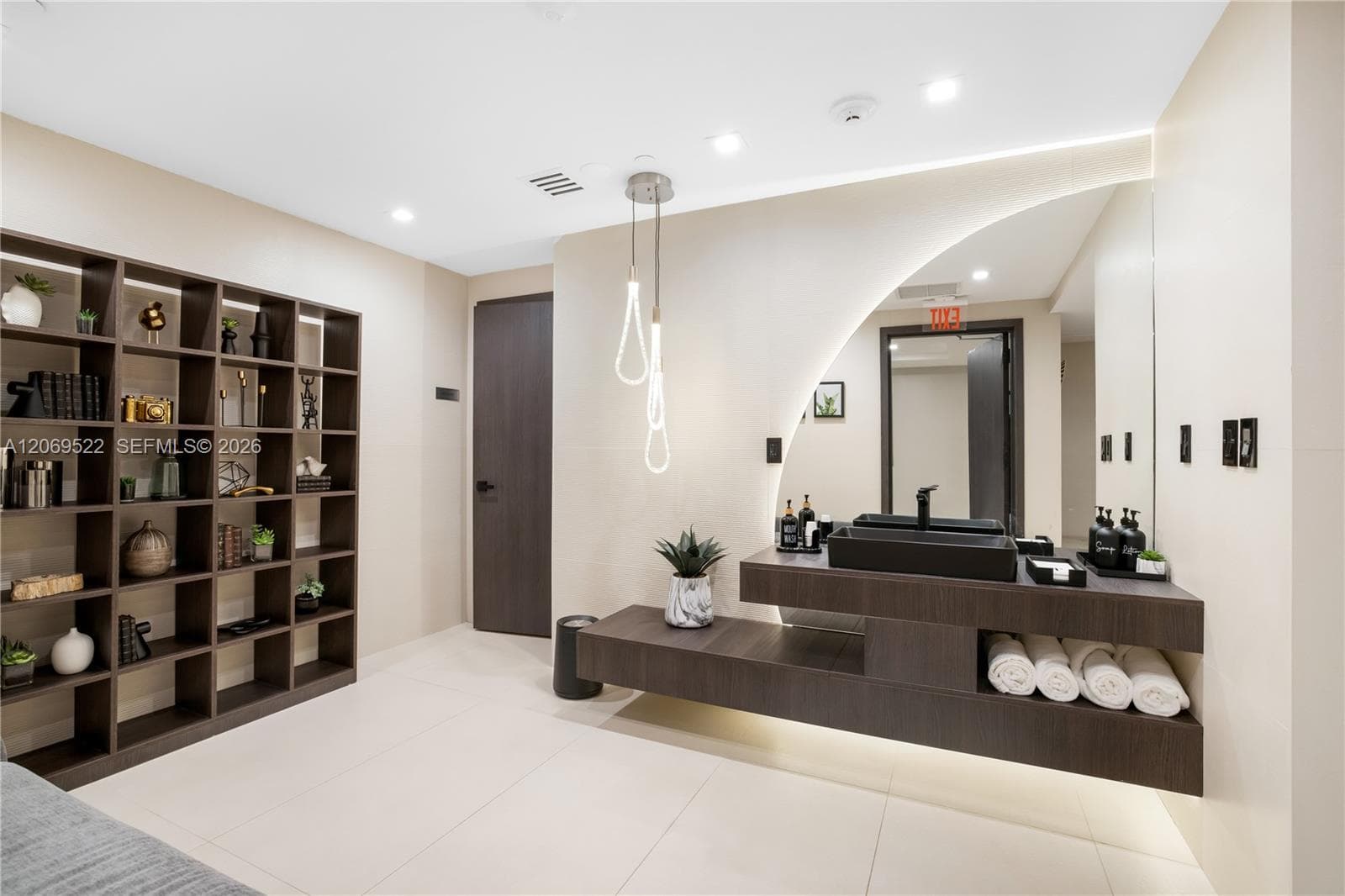 15901 Collins Ave 707 photo 23