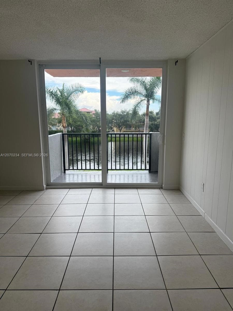 2075 NE 164th St 302 photo 11