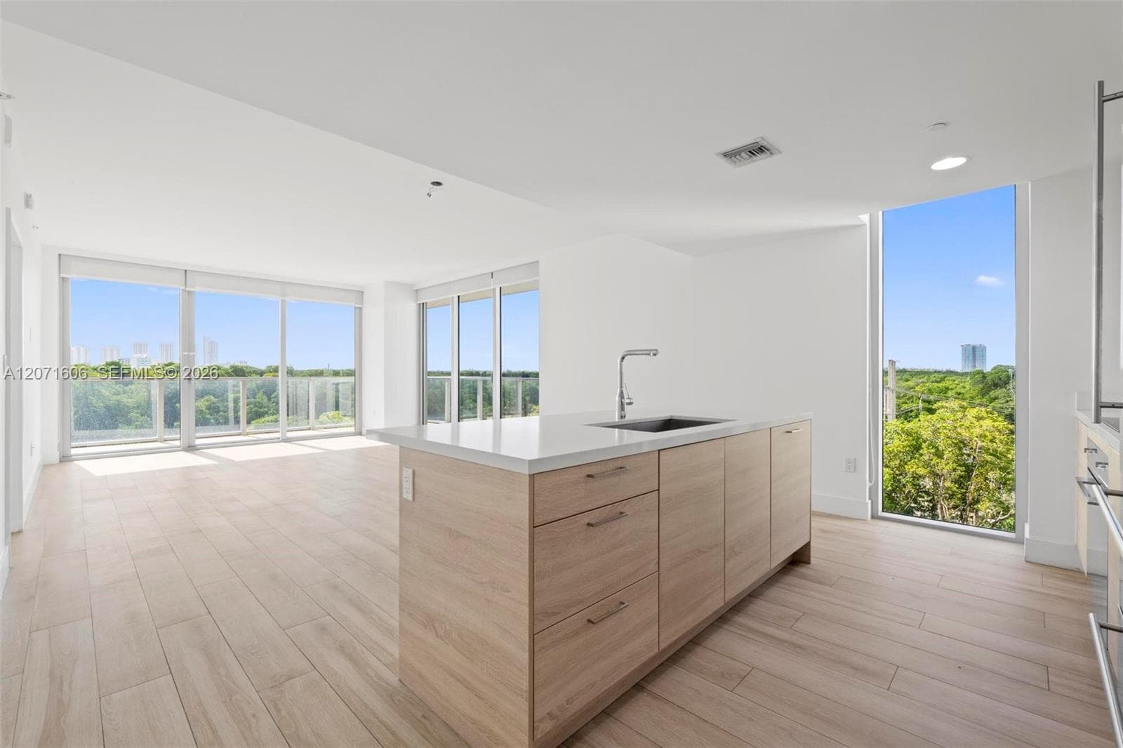 16385 Biscayne Blvd 521 photo 5