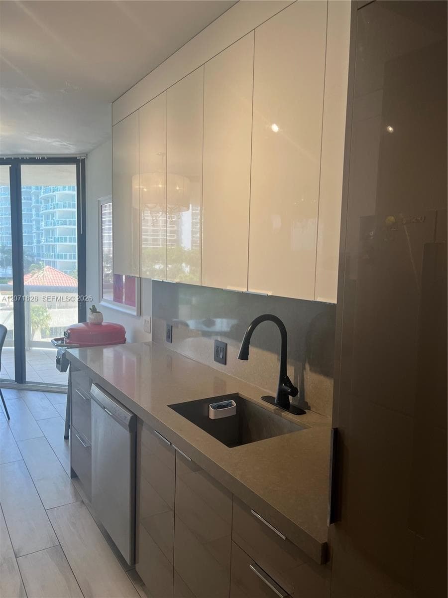 20191 E Country Club Dr 503 photo 16