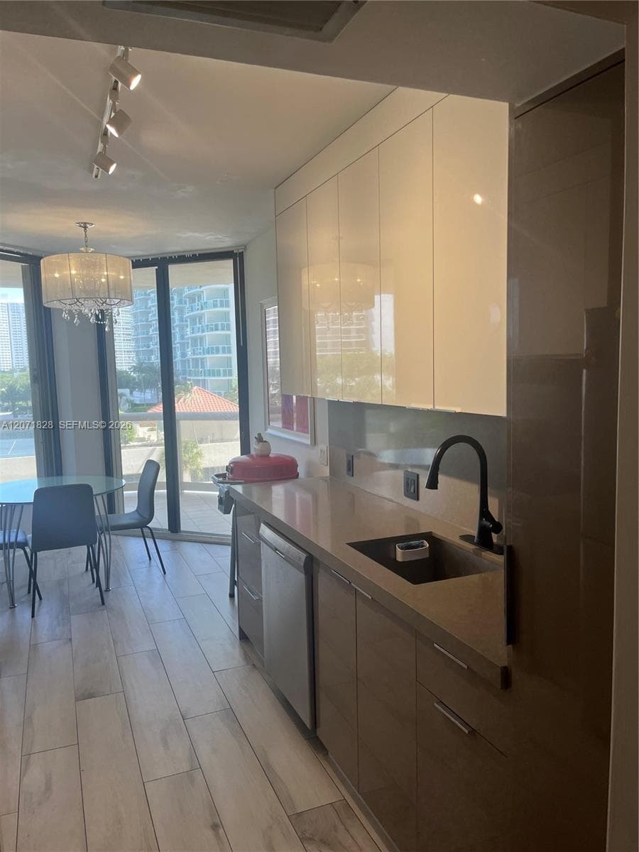 20191 E Country Club Dr 503 photo 12