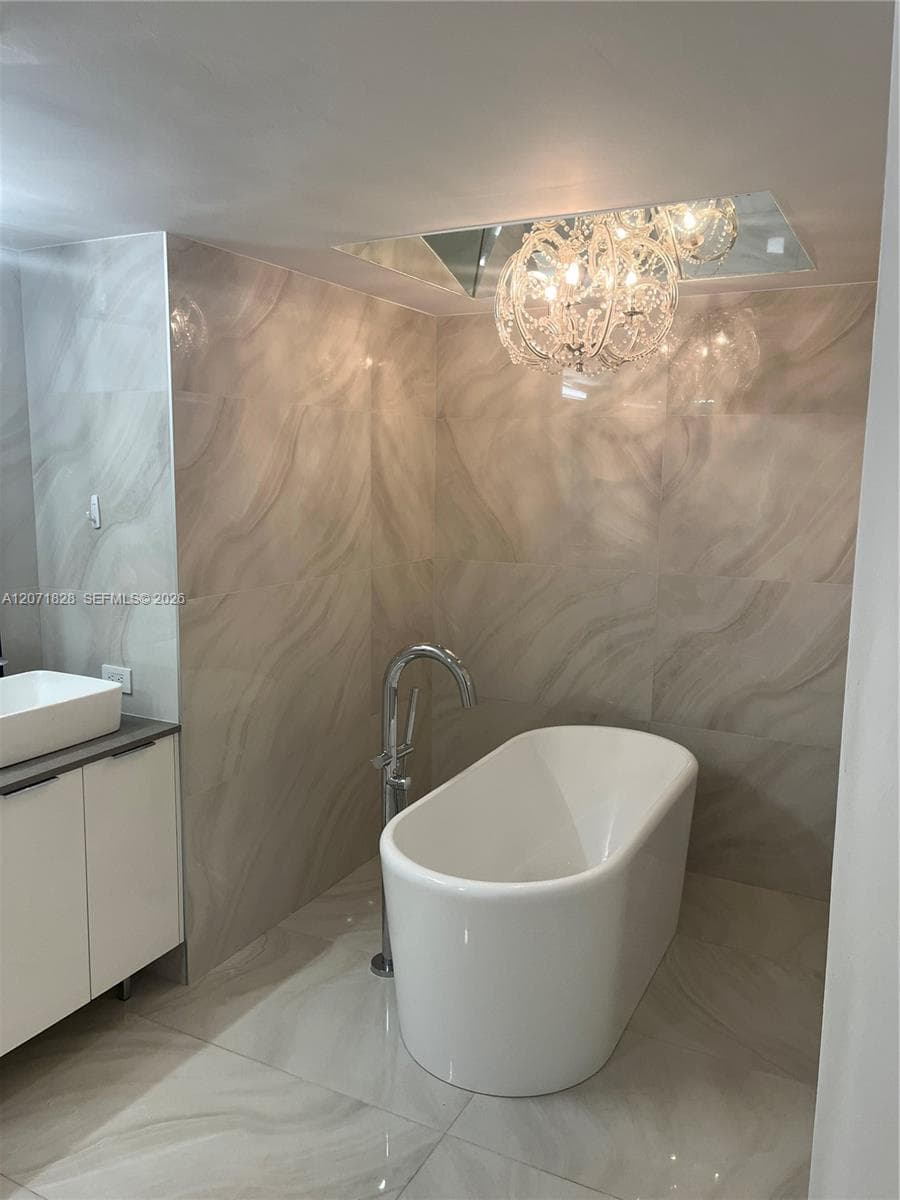 20191 E Country Club Dr 503 photo 7