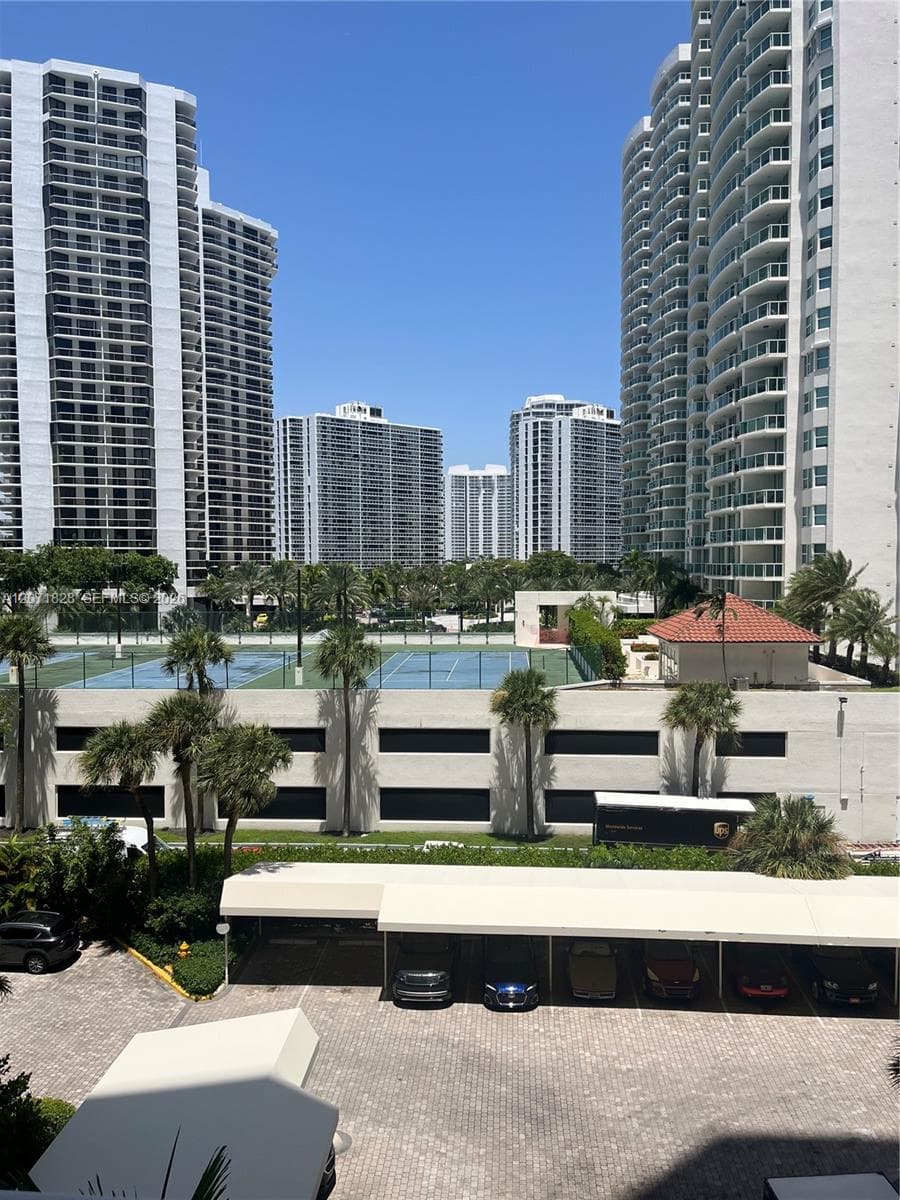 20191 E Country Club Dr 503 photo 10
