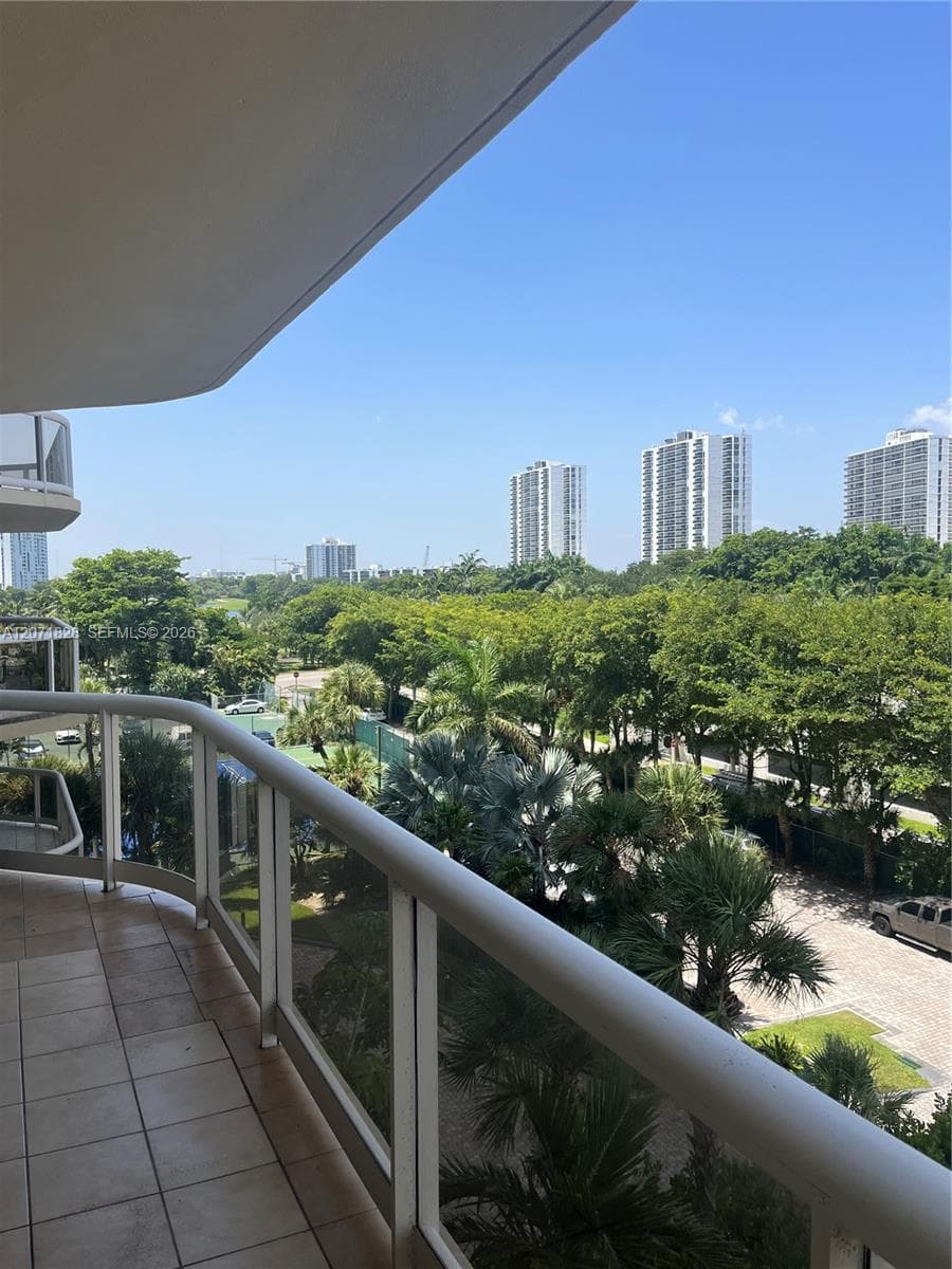 20191 E Country Club Dr 503 photo 11