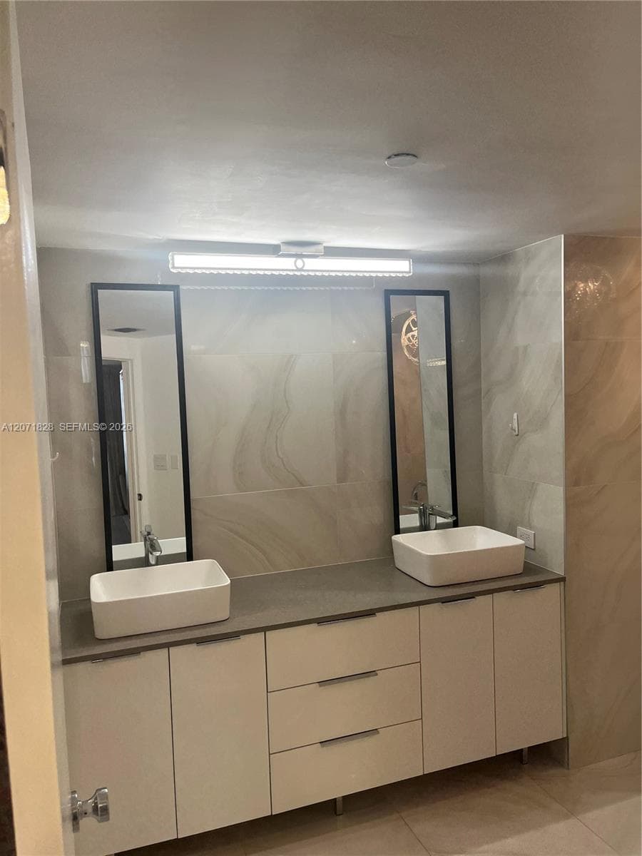 20191 E Country Club Dr 503 photo 8