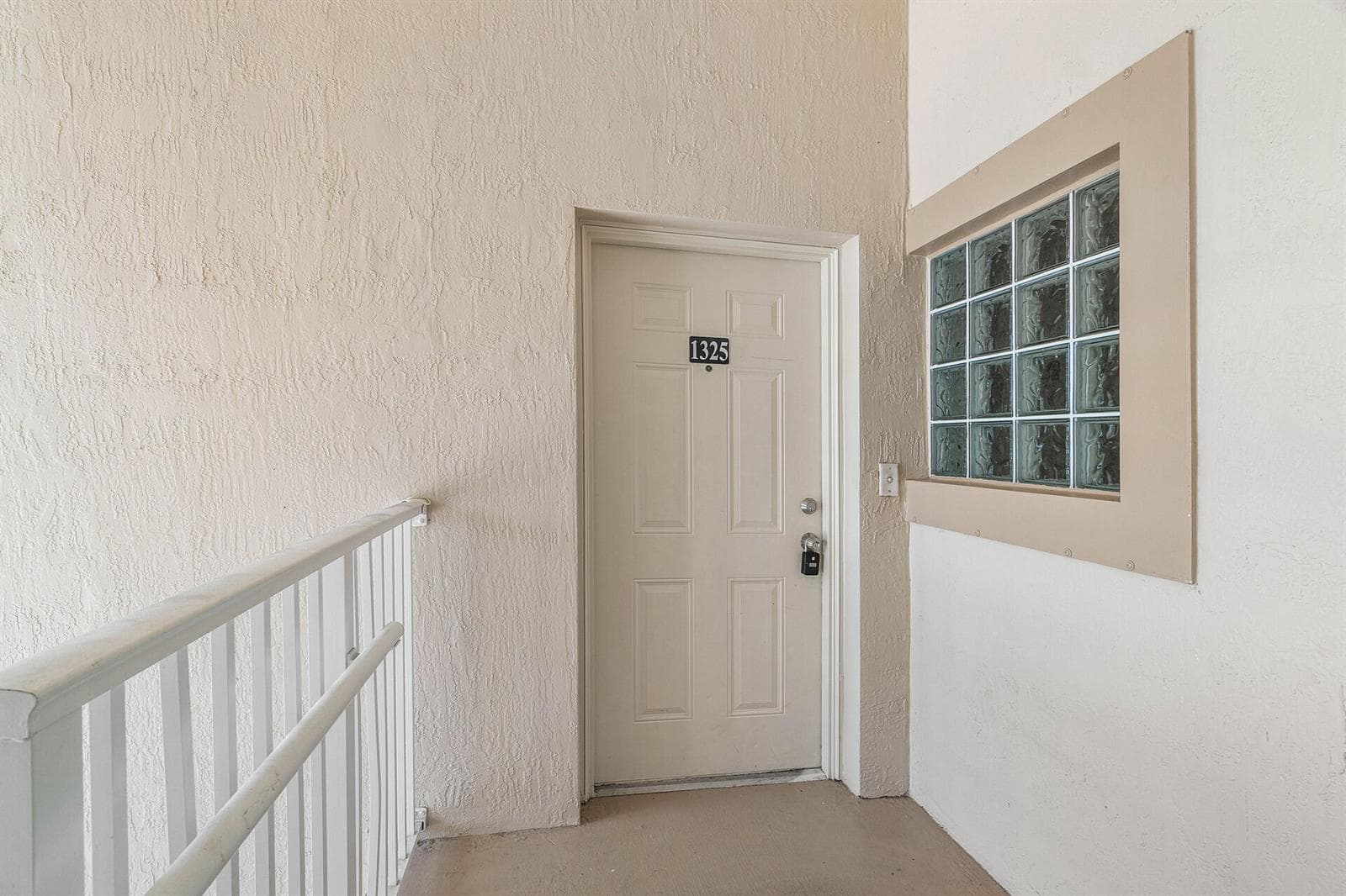 1161 GOLDEN LAKES Boulevard 1325 photo 3