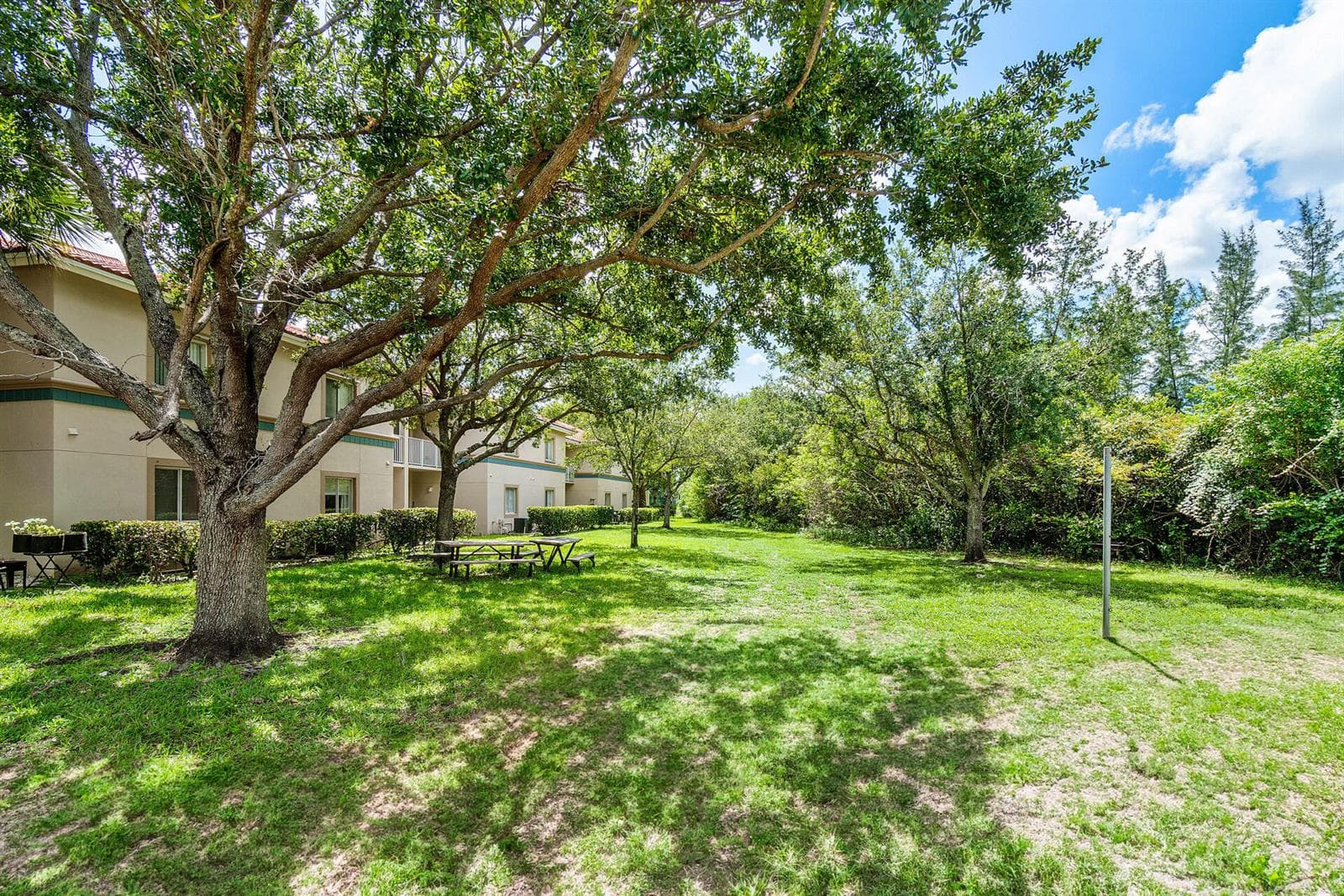1161 GOLDEN LAKES Boulevard 1325 photo 15