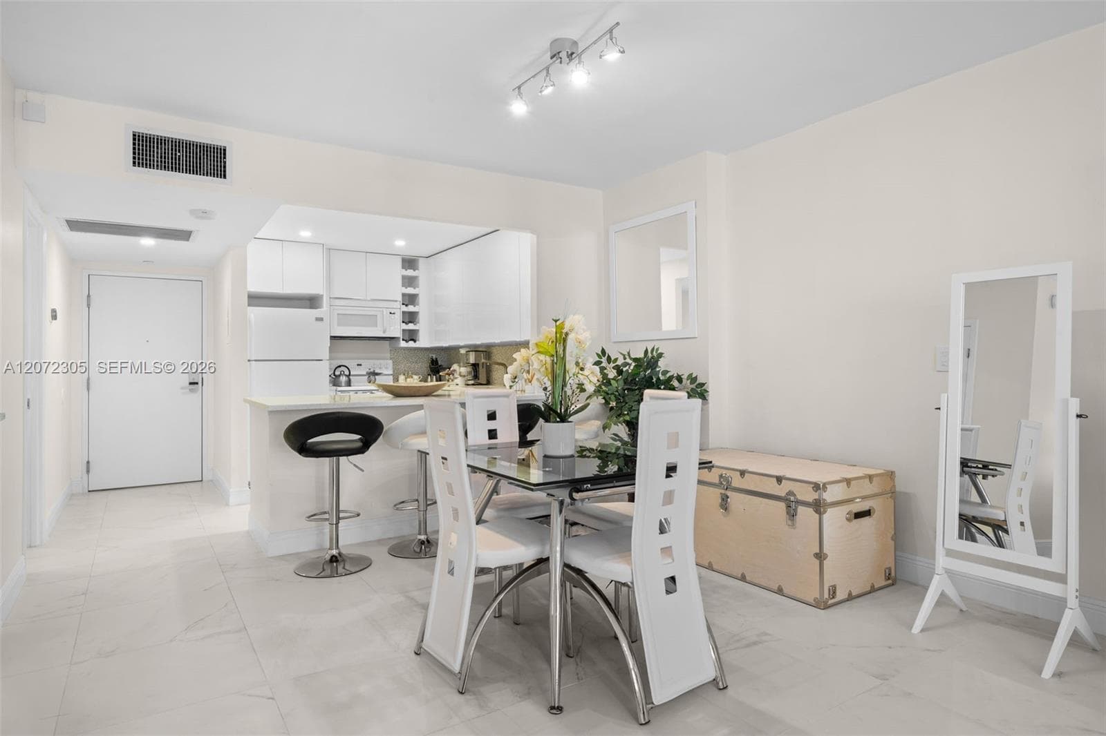 2301 Collins Ave 1014 photo 3