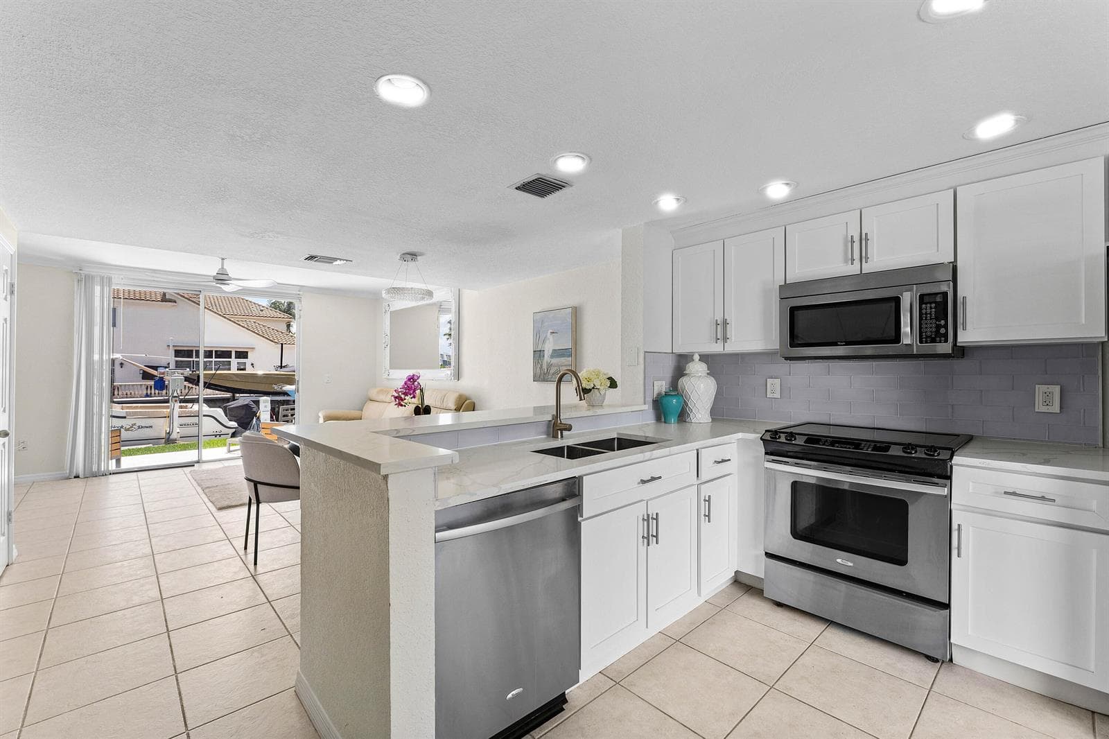 968 Jeffery Street photo 6