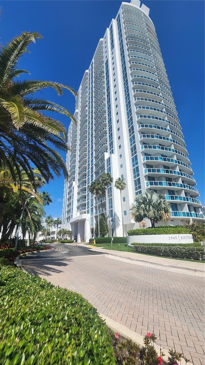 1945 S Ocean Dr 702 photo 1