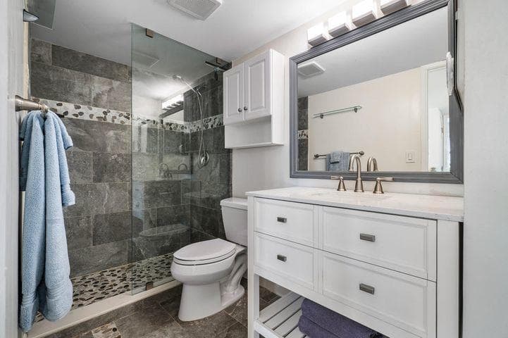 123 Yacht Club Way 102 photo 14