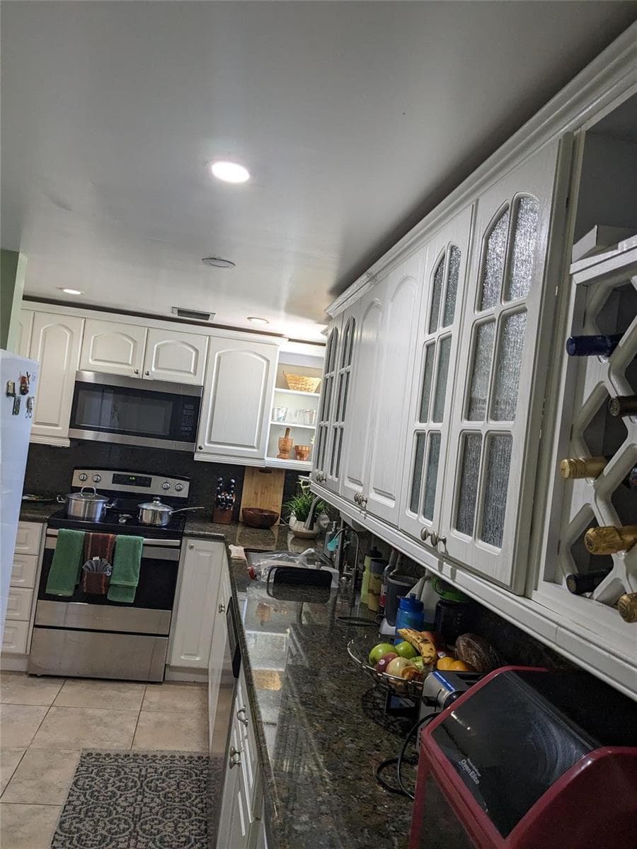 8001 N CRESPI Boulevard 2C photo 15