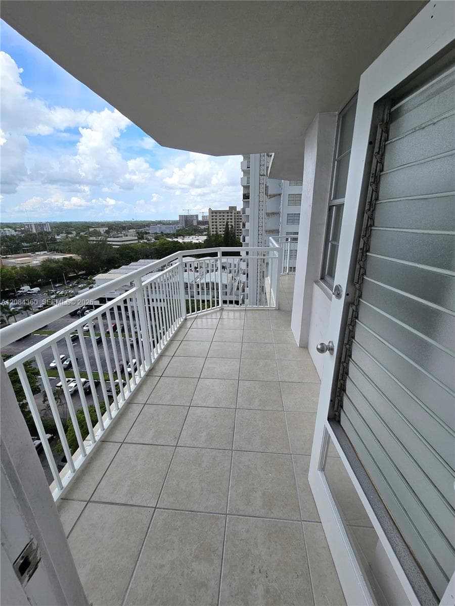 18051 Biscayne Blvd 1204 photo 17