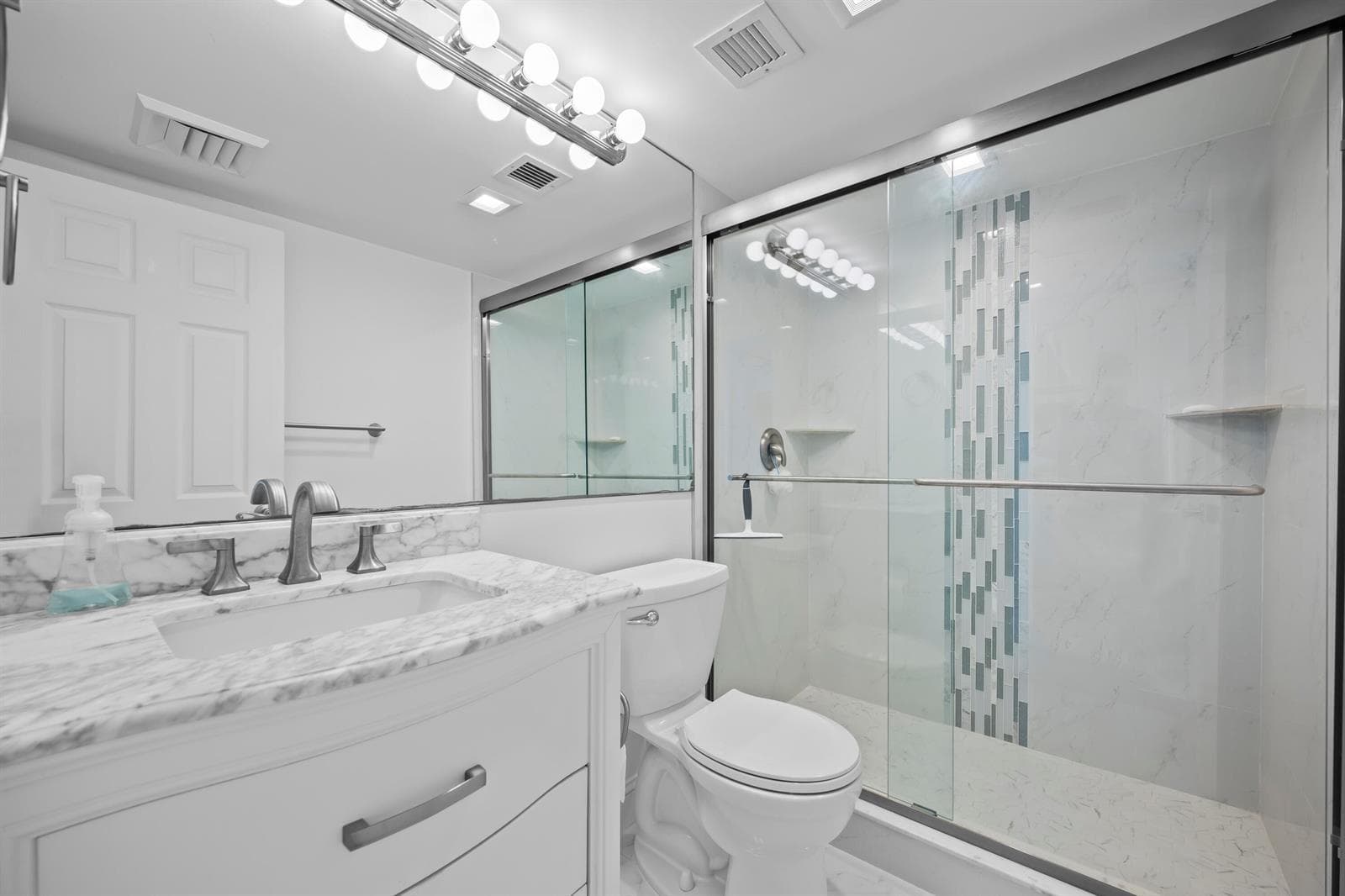 134 LAKESHORE Drive 814 photo 17