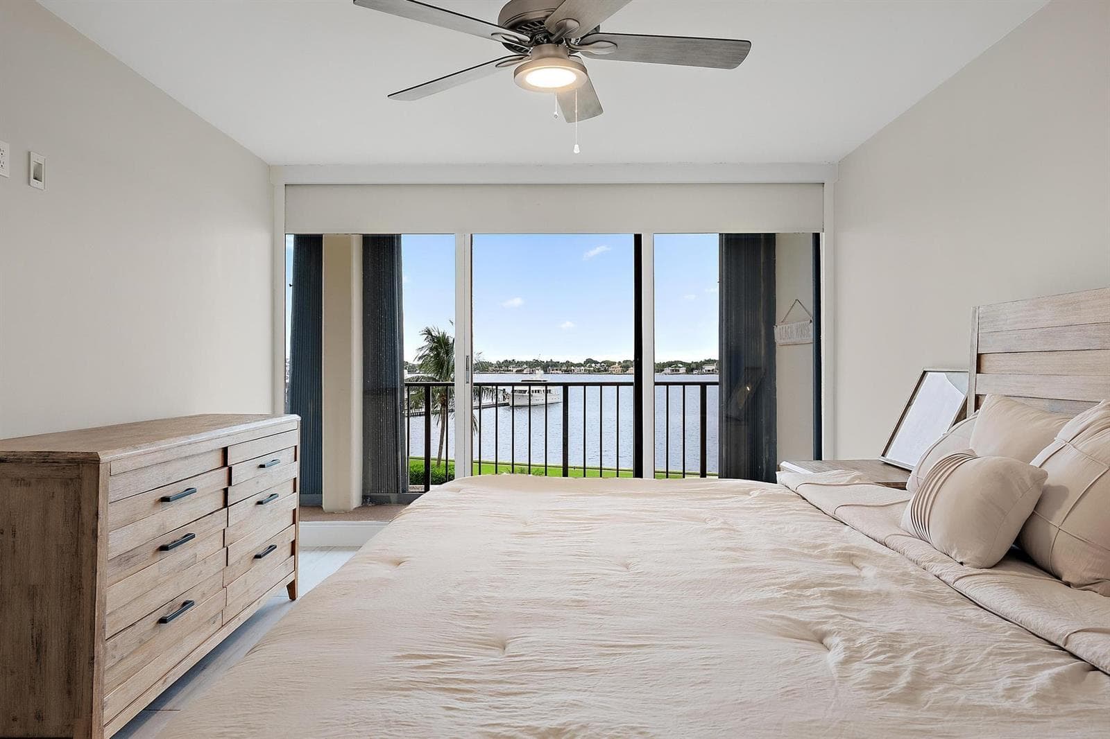 134 LAKESHORE Drive 316 photo 14
