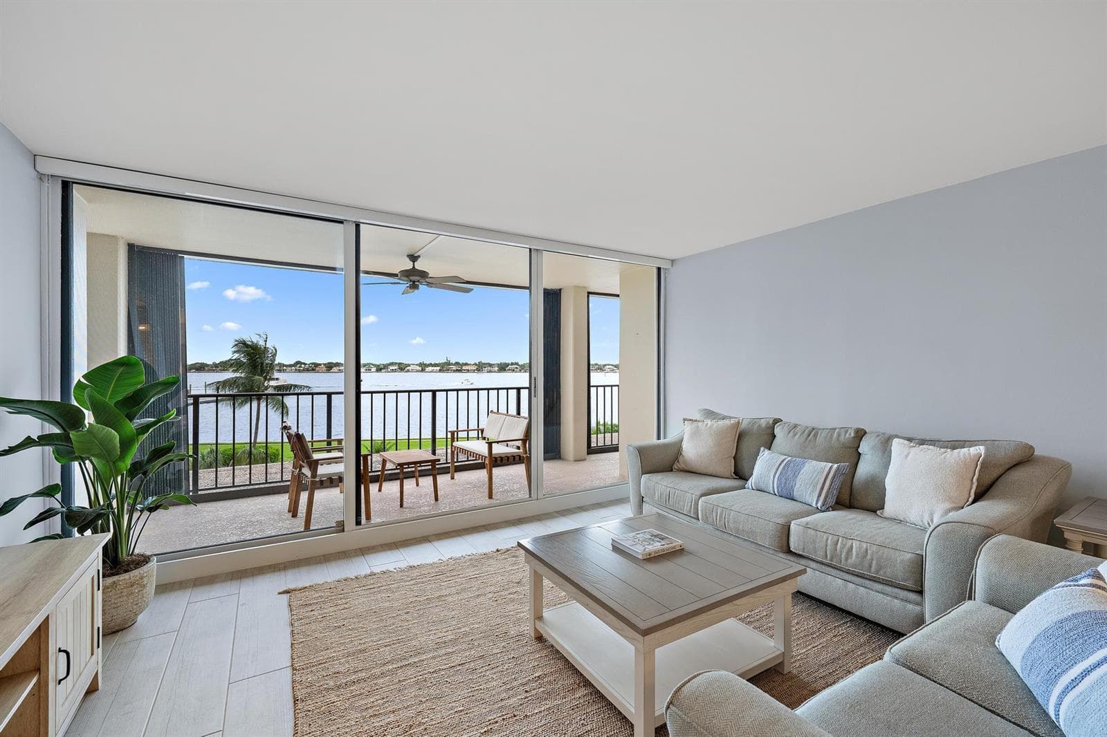 134 LAKESHORE Drive 316 photo 11