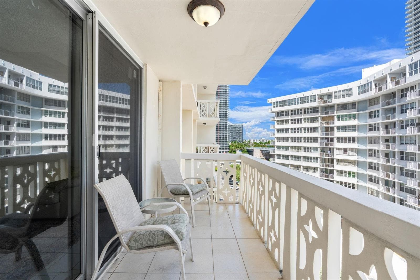 1825 S Ocean Drive 703 photo 2