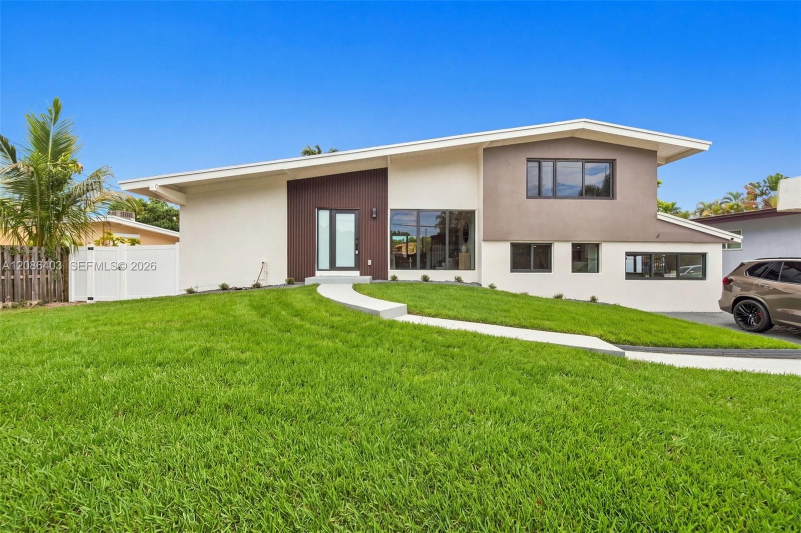 2412 Sugarloaf Ln photo 2