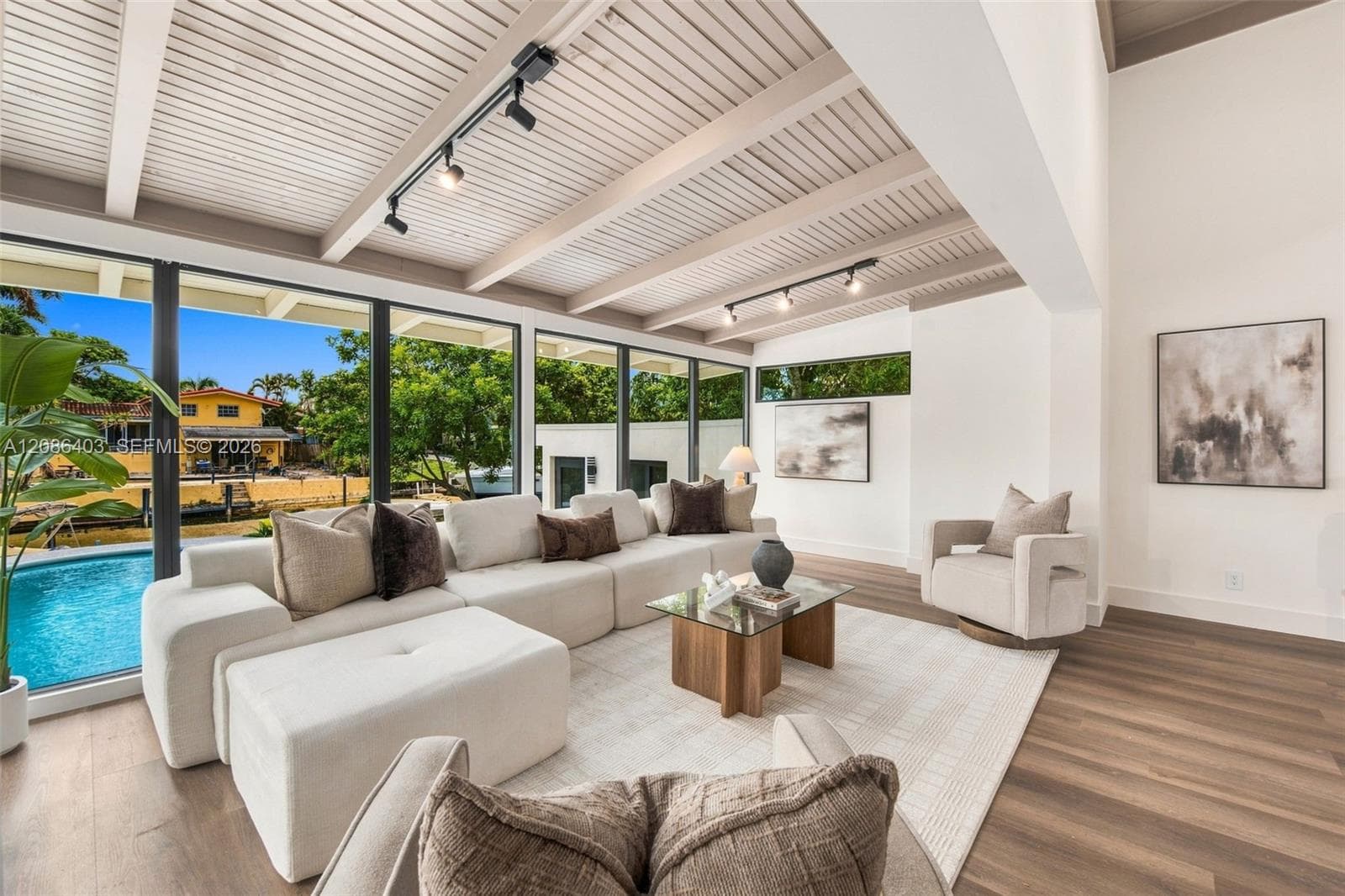 2412 Sugarloaf Ln photo 8