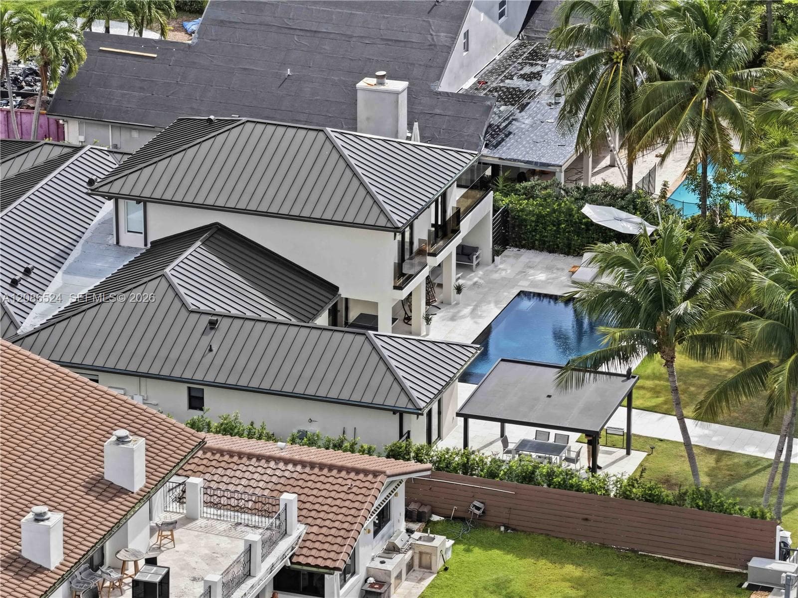 415 Holiday Dr photo 13
