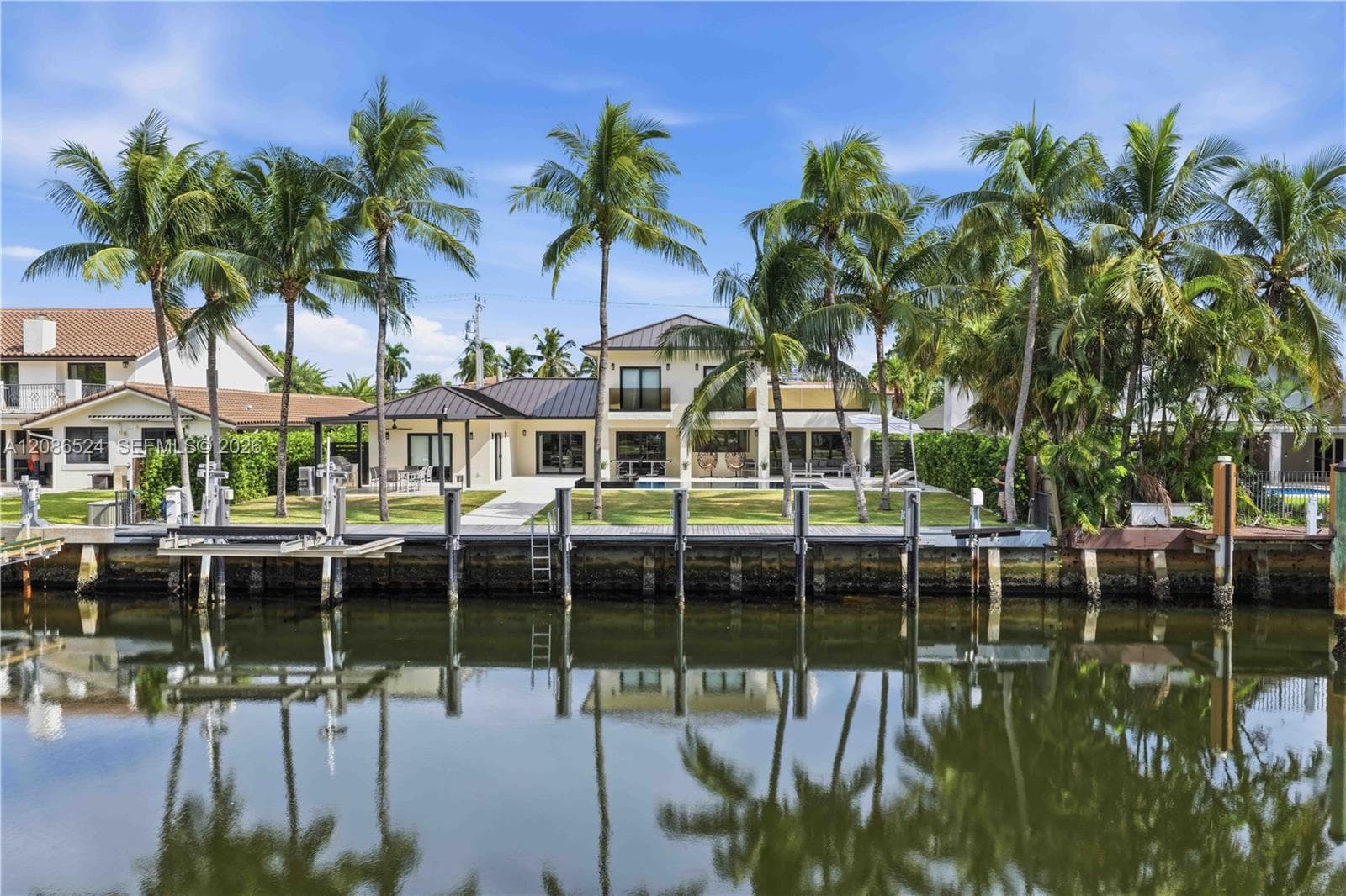 415 Holiday Dr photo 17