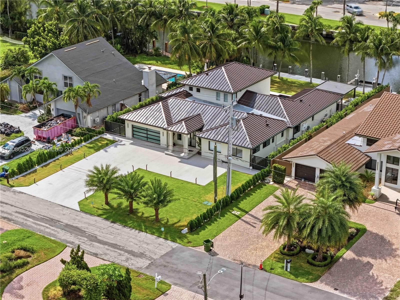 415 Holiday Dr photo 18