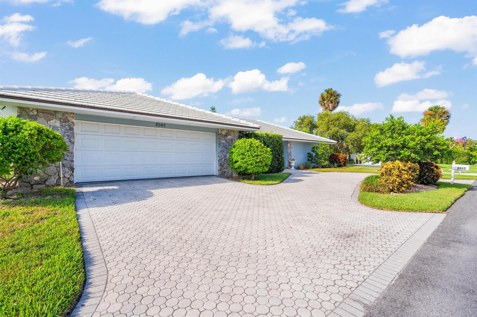 8945 SE HARBOR ISLAND Way photo 2
