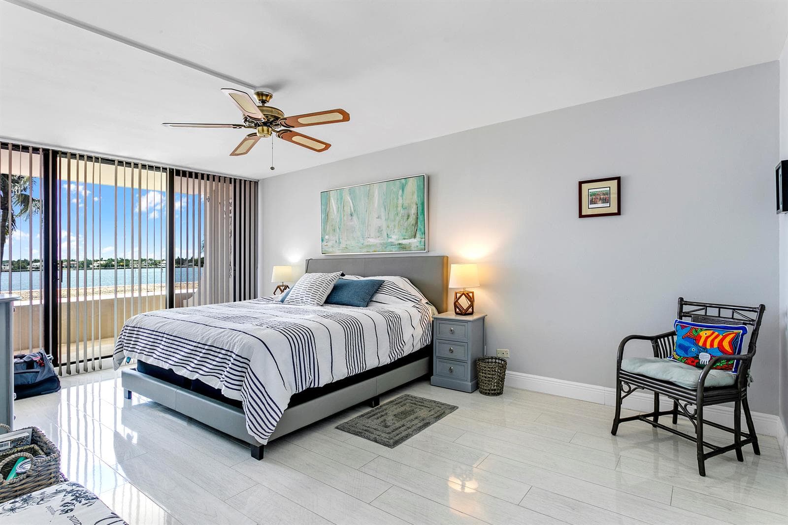 132 LAKESHORE Drive 220 photo 12