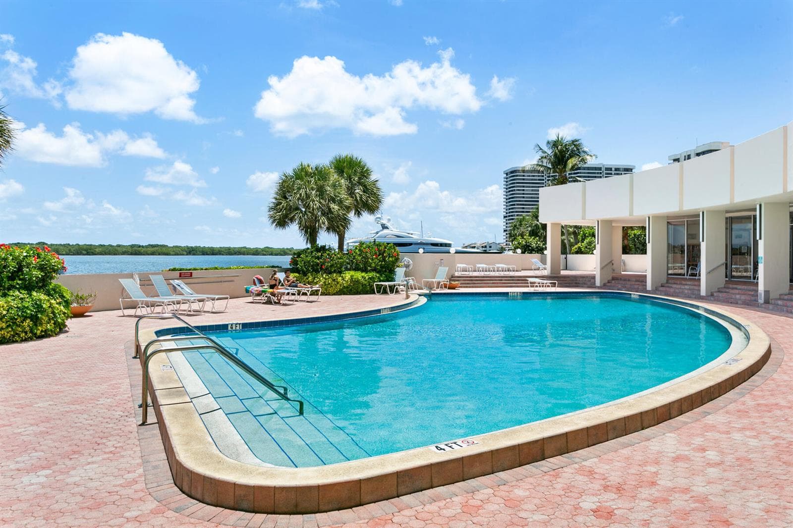 132 LAKESHORE Drive 220 photo 24
