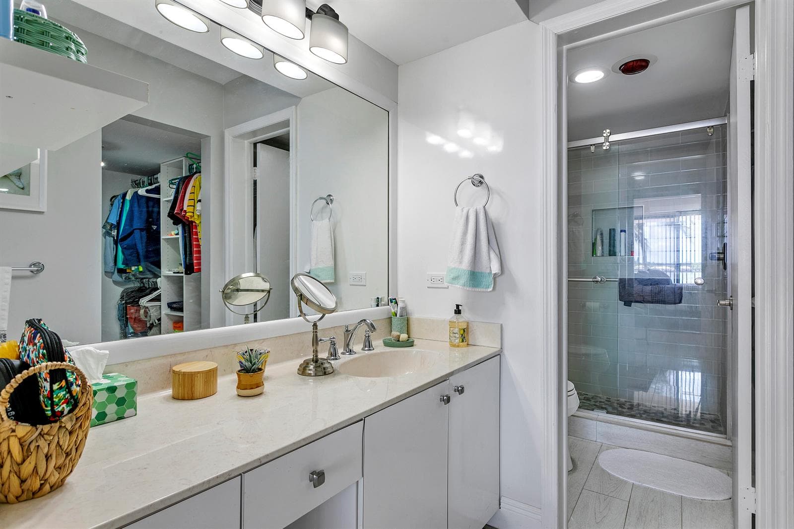 132 LAKESHORE Drive 220 photo 14