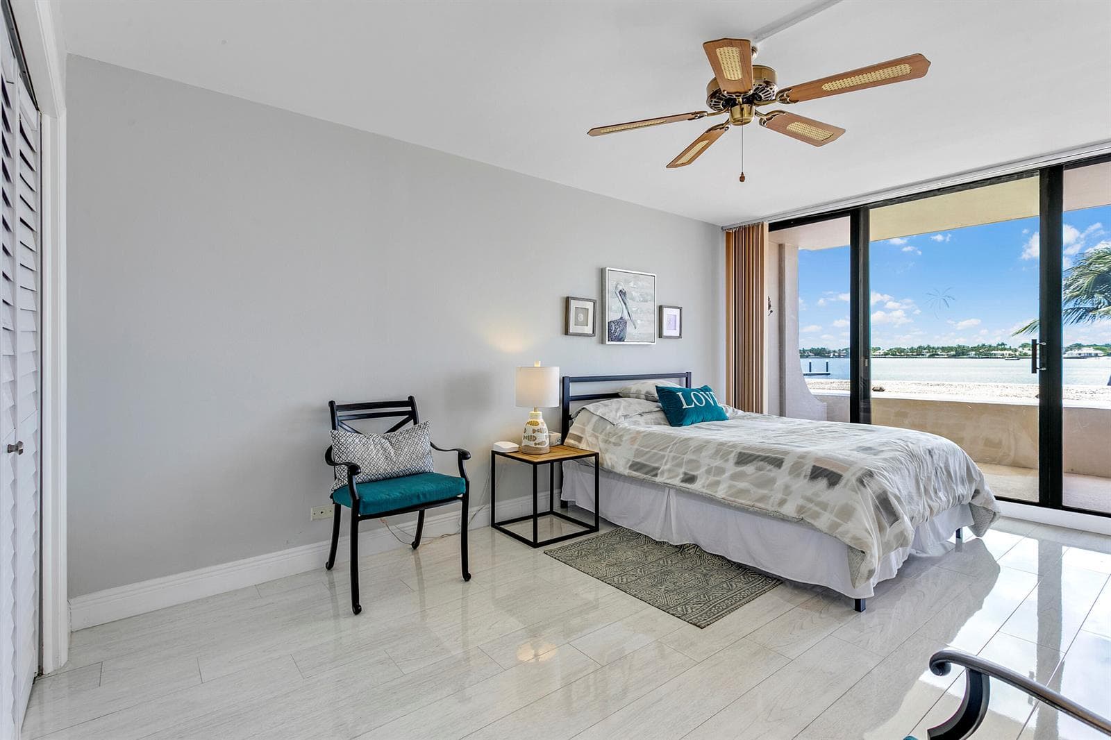 132 LAKESHORE Drive 220 photo 15