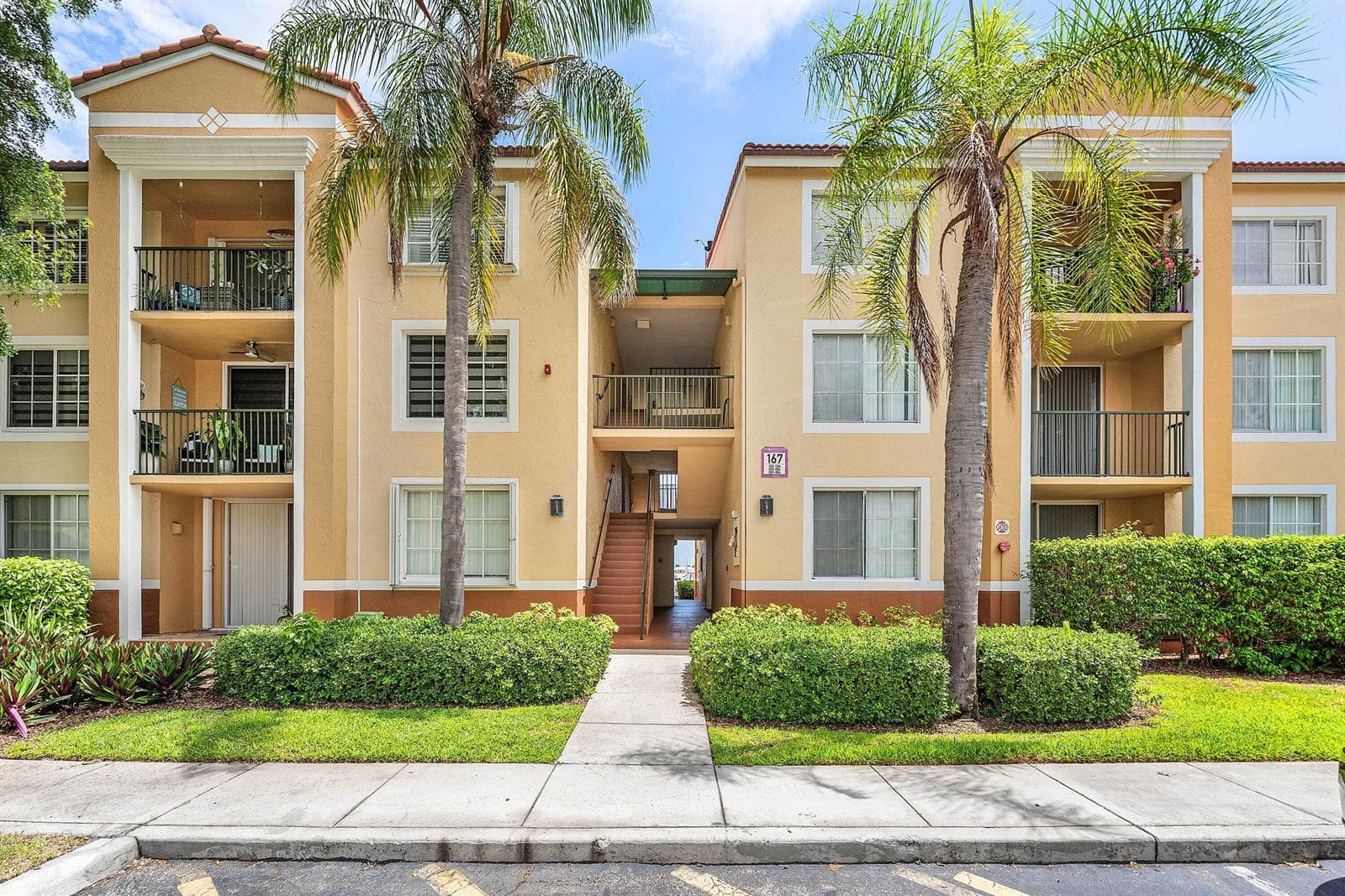 167 YACHT CLUB Way 205 photo 2