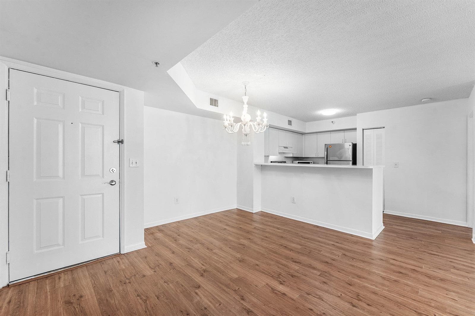 167 YACHT CLUB Way 205 photo 3