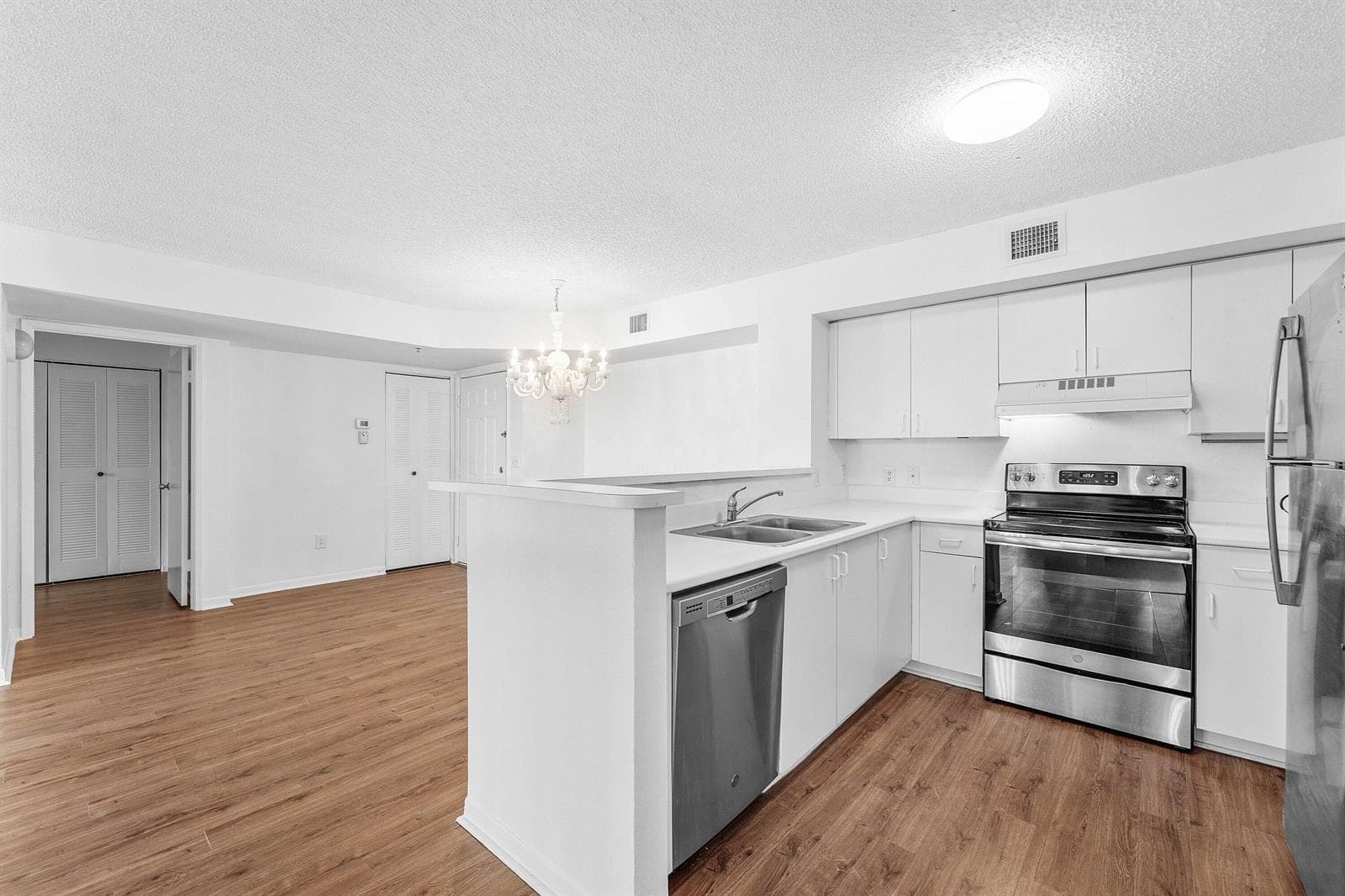 167 YACHT CLUB Way 205 photo 10