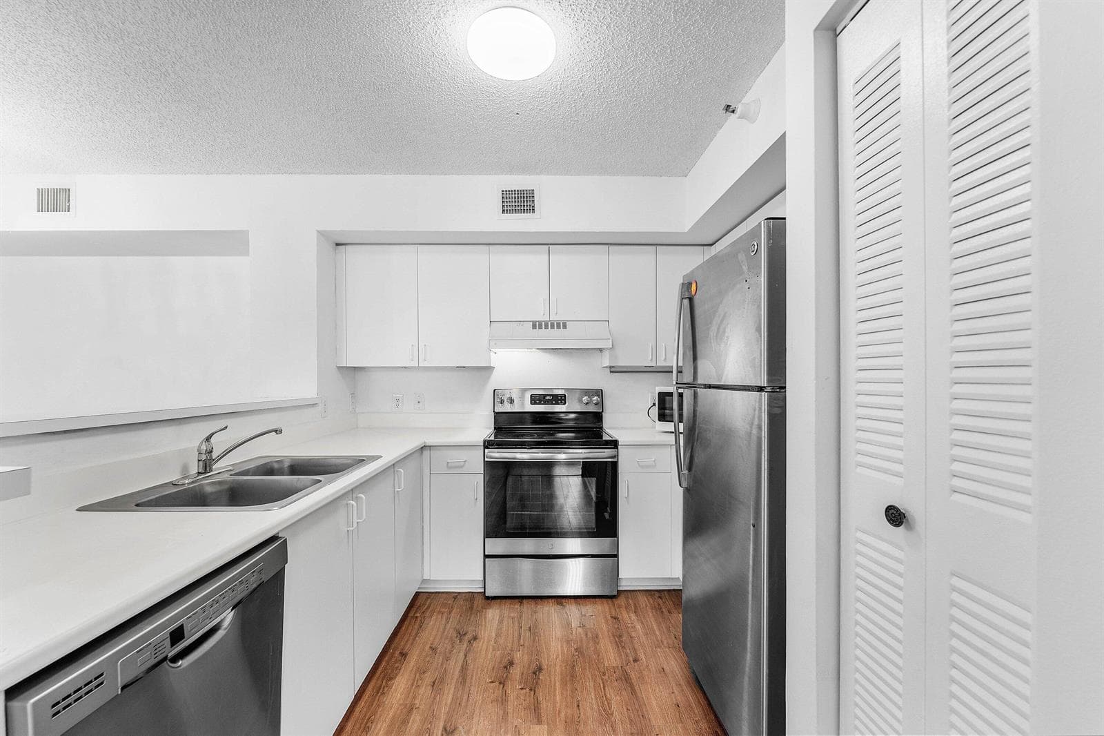 167 YACHT CLUB Way 205 photo 11