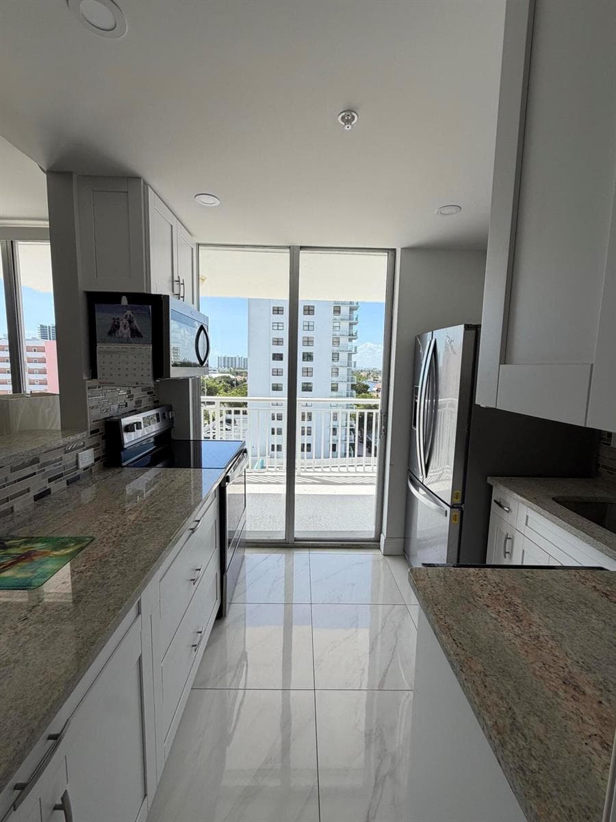 1505 N RIVERSIDE Drive 703 photo 12
