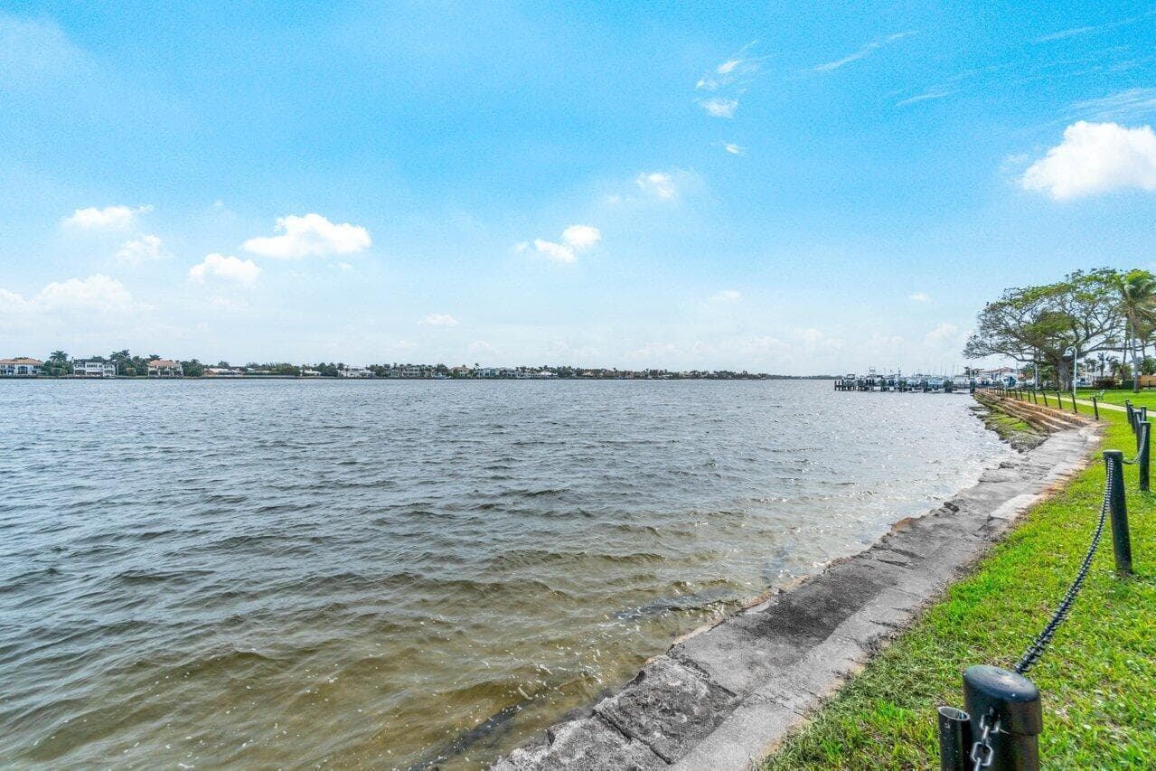 180 YACHT CLUB Way 102 photo 23