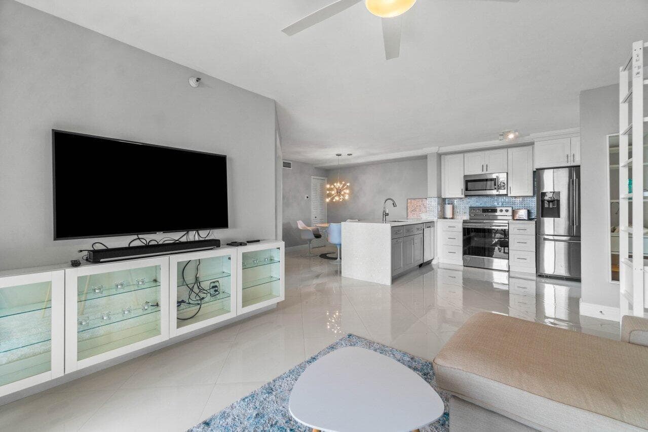 180 YACHT CLUB Way 102 photo 6
