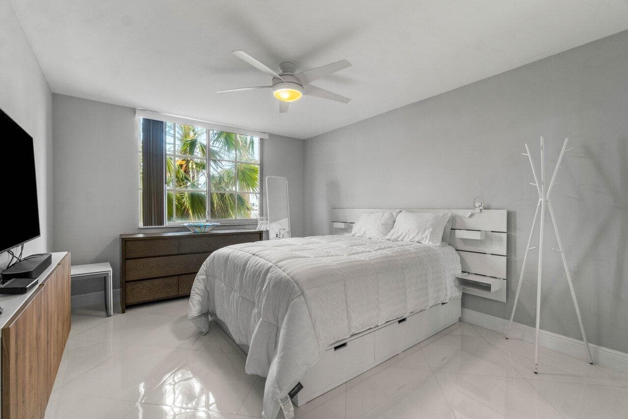180 YACHT CLUB Way 102 photo 17