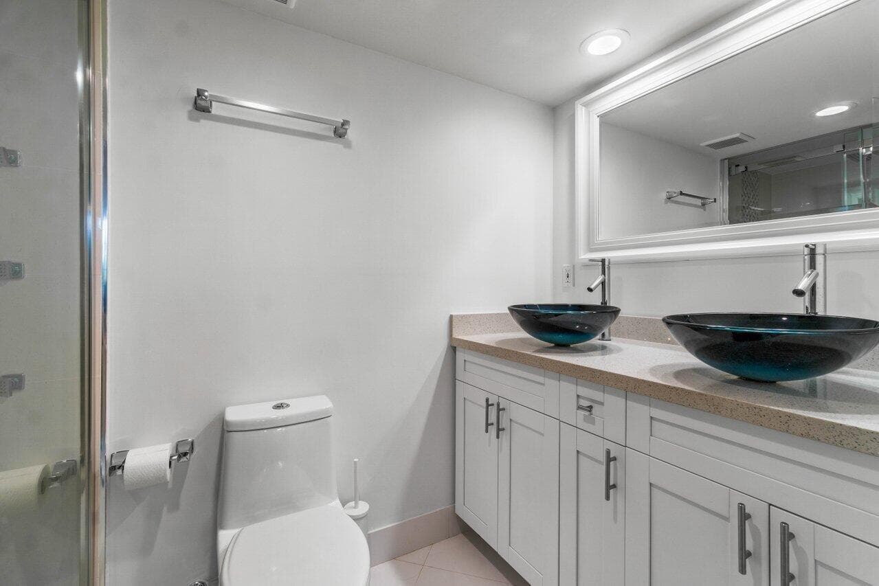 180 YACHT CLUB Way 102 photo 16