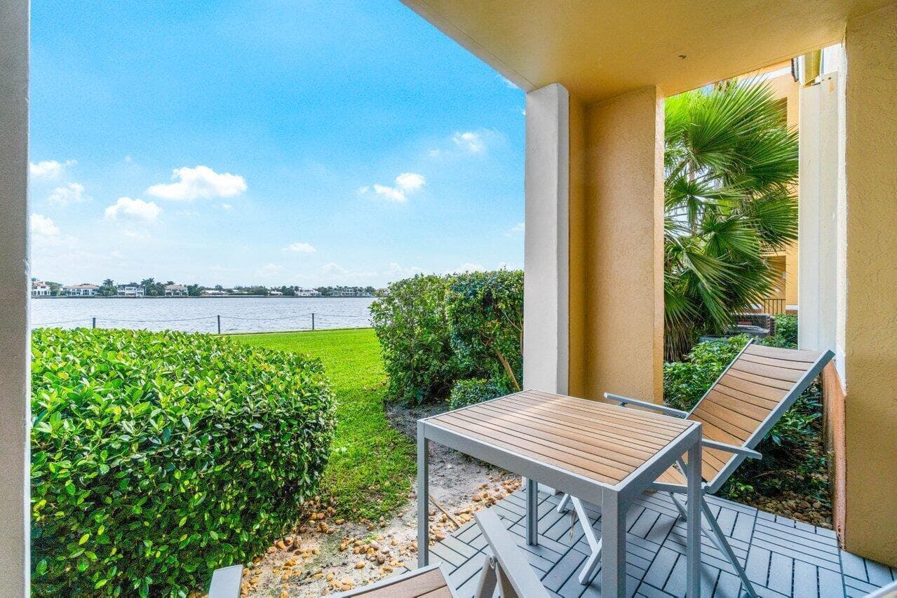 180 YACHT CLUB Way 102 photo 1