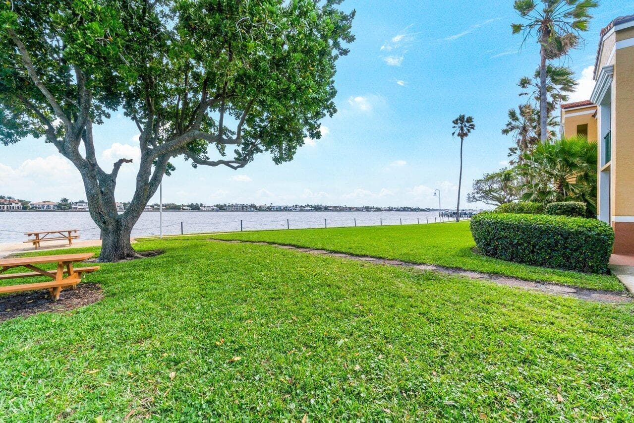 180 YACHT CLUB Way 102 photo 9