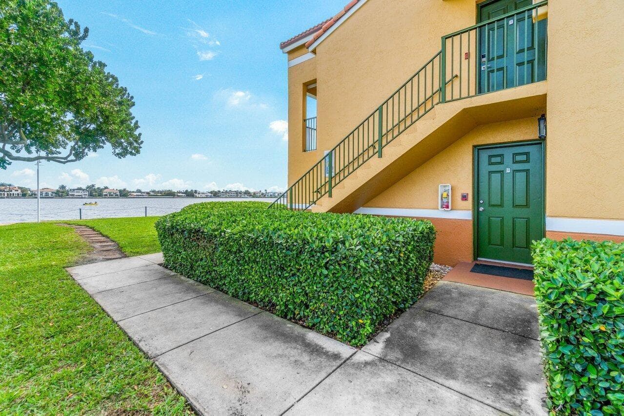 180 YACHT CLUB Way 102 photo 24