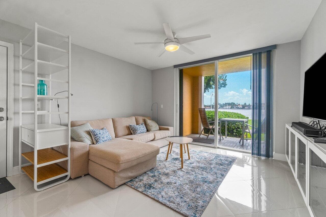 180 YACHT CLUB Way 102 photo 8