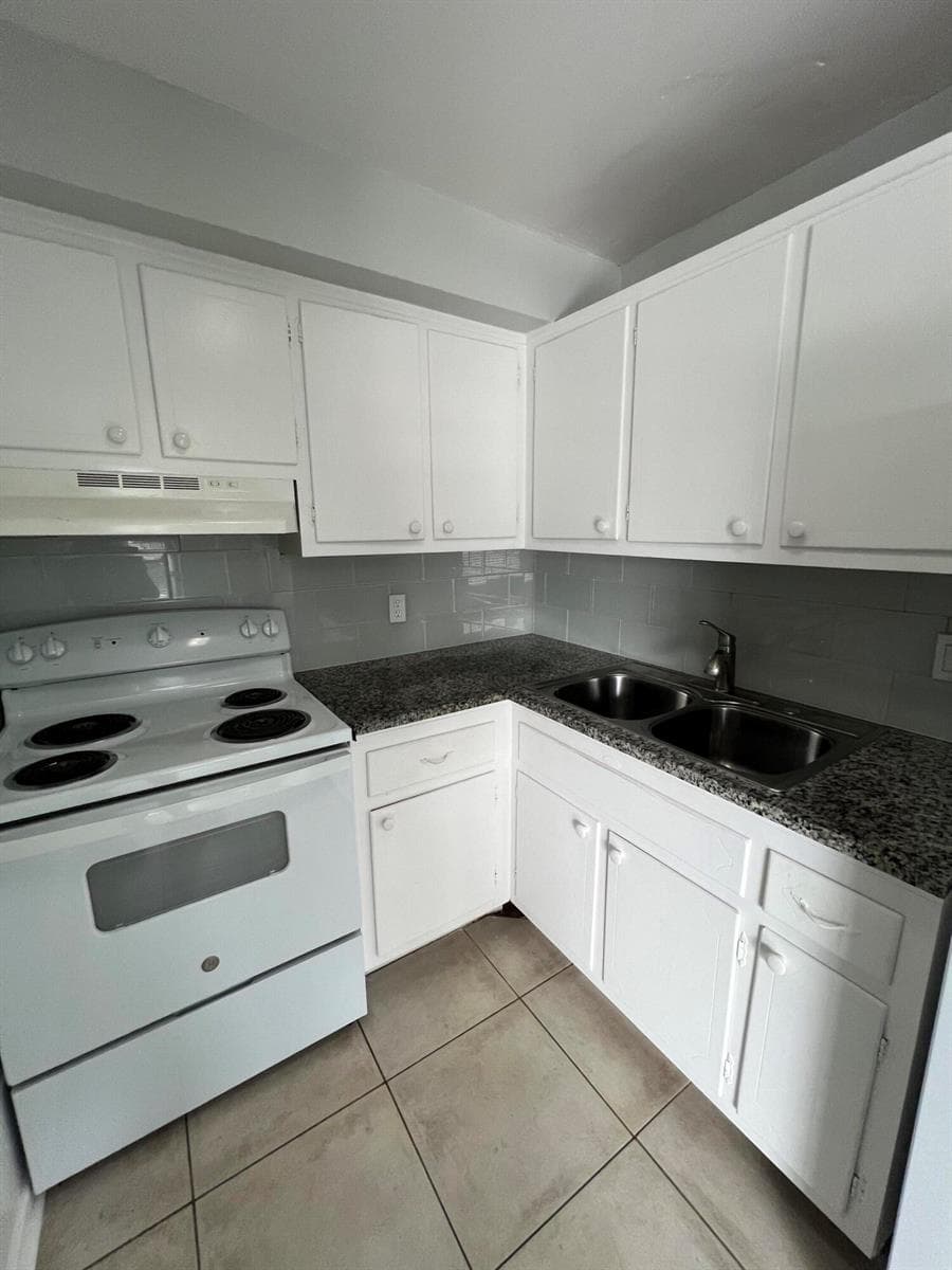 131 SHORE Court B4 photo 11