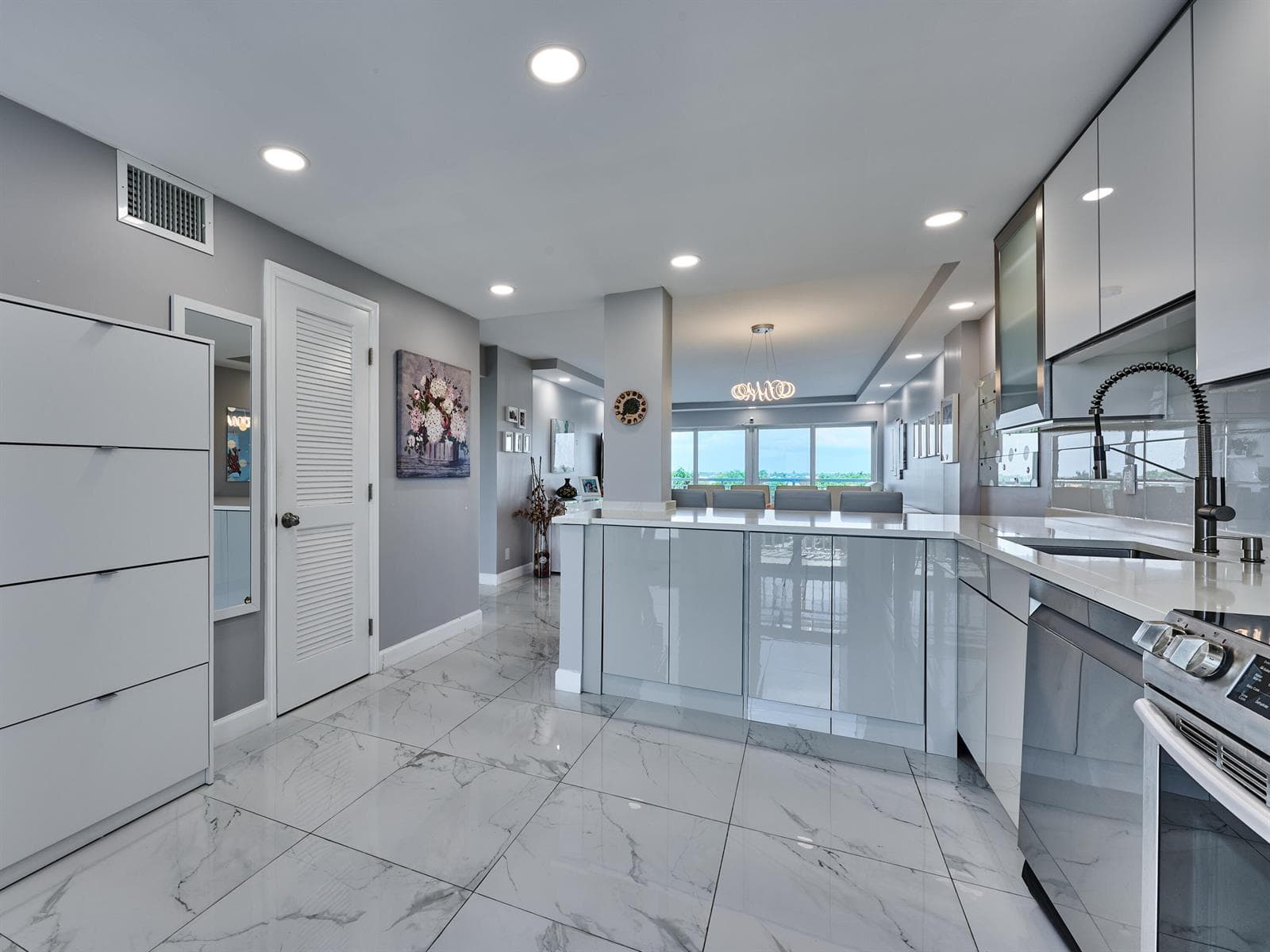 2611 N Riverside Drive 606 photo 9