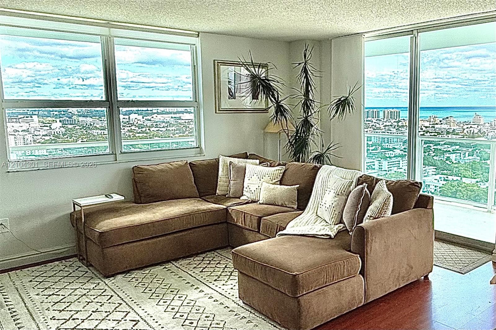 650 West Ave 2712 photo 3